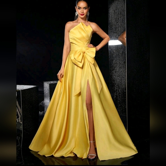 Spring And Summer Elegant And Romantic Yellow Satin Irregular Pleated Tube Top - Picture 2 of 4